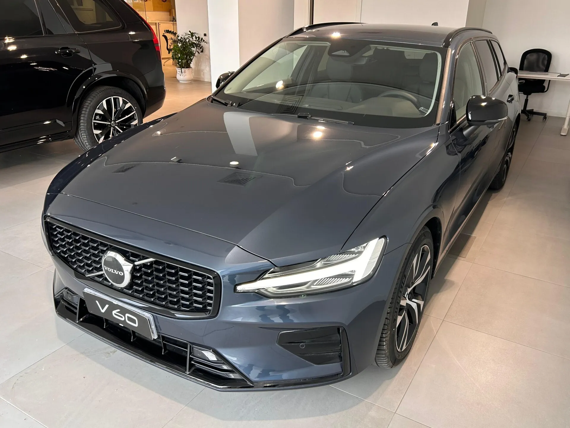 Foto Volvo V60 B4 aut. Plus Dark *AUTOCARRO*